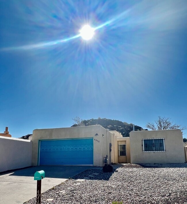 Building Photo - Beautiful 3 Bedroom 2 Bath Home with priva...