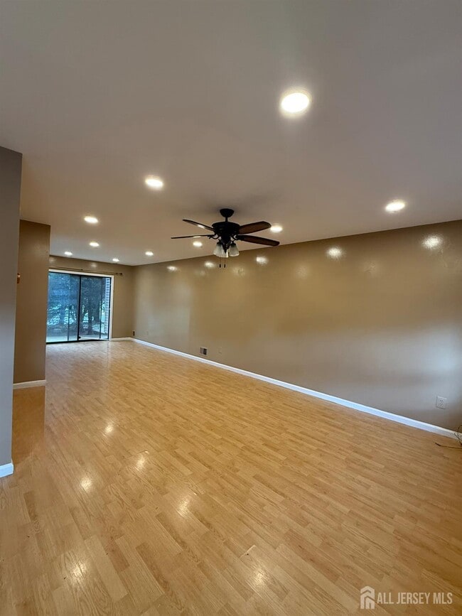 Building Photo - 2802 Deerfield Dr