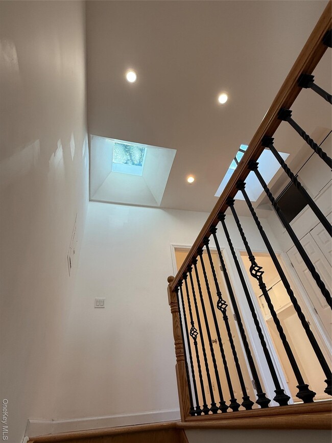 Building Photo - 562 39th St Unit 2