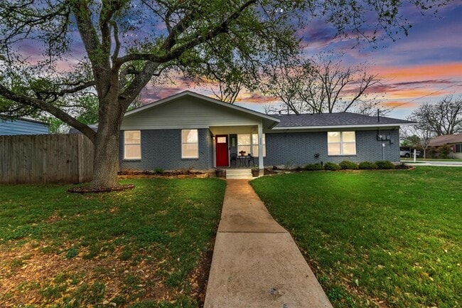 Photo - 1701 Davis St House