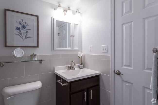 2BR, 1BA - 1,015 SF