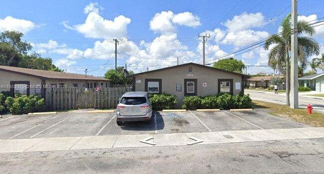 Building Photo - 2640 NW 2nd St Unit 3