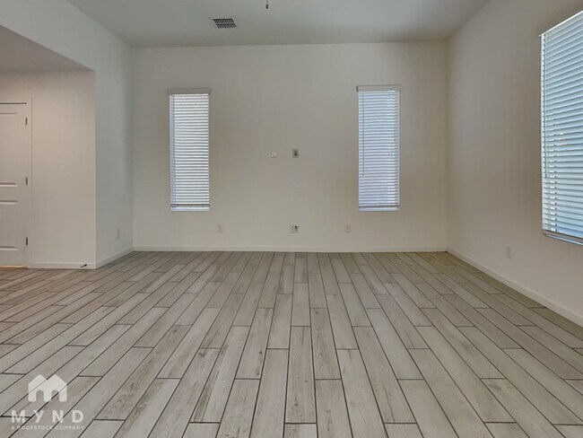 Photo - 901 S Smith Rd