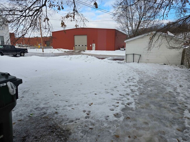 Building Photo - 220 Sara St Unit 2