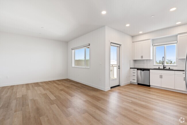 2BR, 2BA - 947SF