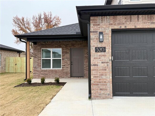 Photo - 520 Cosmos St