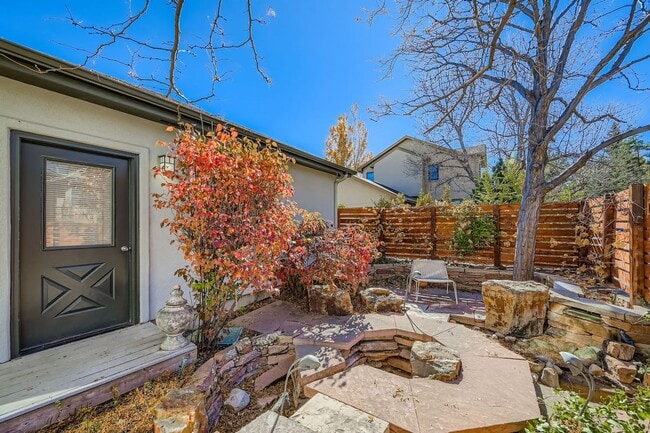 Photo - 932 Poplar Pl