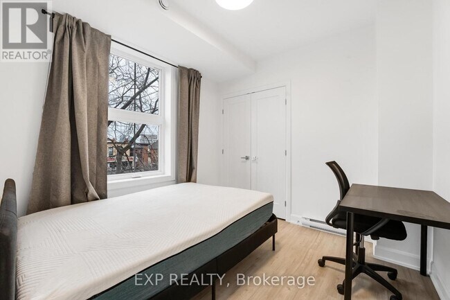 Photo - 887 Somerset St W Unité 101