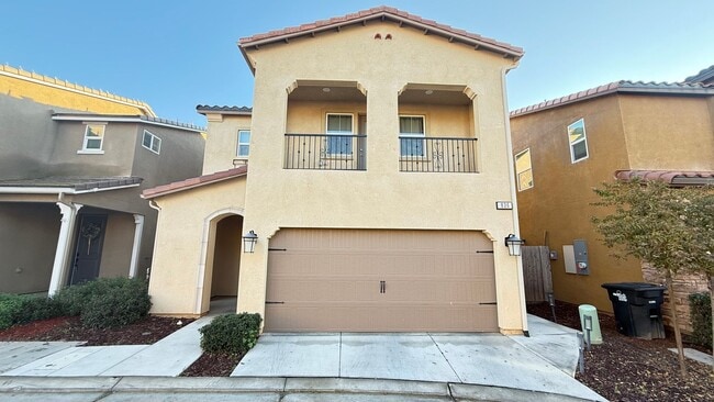 Building Photo - Charming 3 Bedroom Home in a Quiet Madera Neighborhood