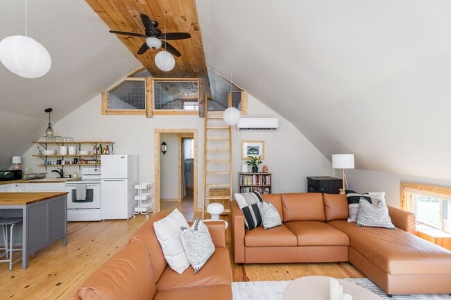 Building Photo - Barn-Style Modern Farmhouse with Mountain Views in Candler — 30 Minutes to Downtown Asheville