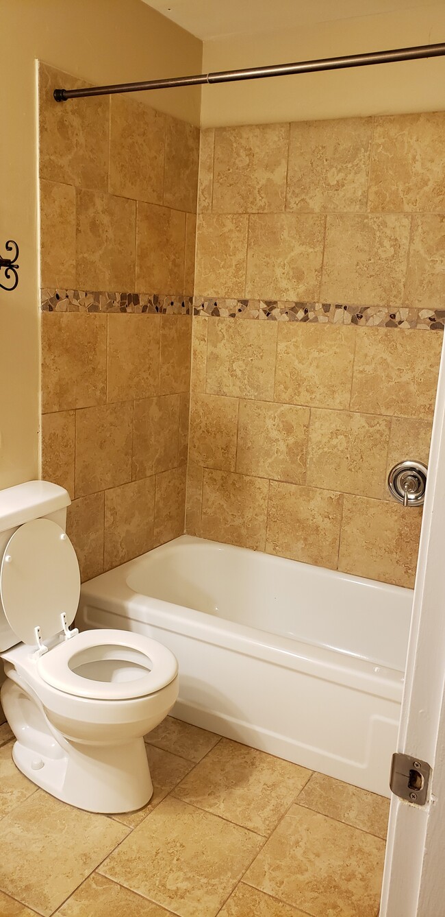 2nd bathroom with tub &amp; shower. - 4103 Willow Green Drive Casa