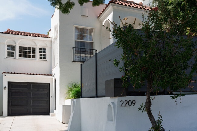 Building Photo - 2209 N Gower St