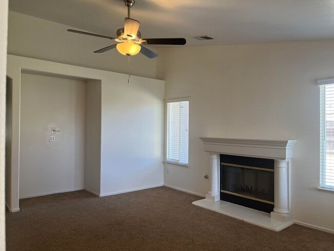 Photo - 950 Geneva Dr