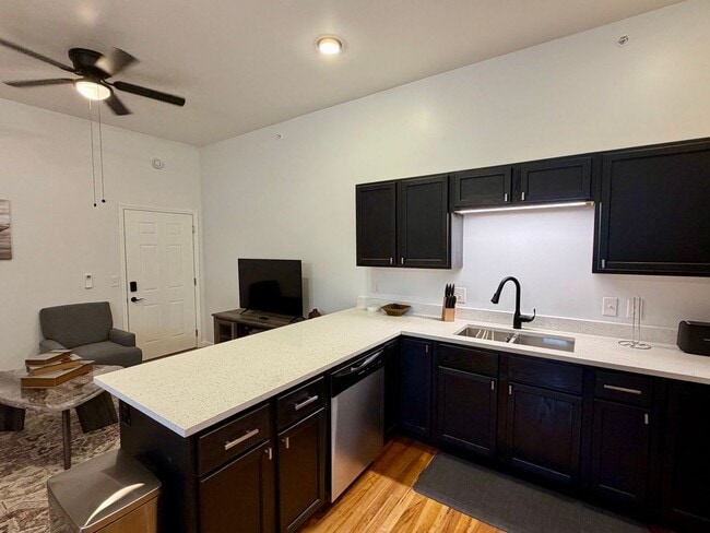 Building Photo - 719 N 3rd Ave Unit #6