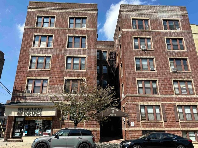 Building Photo - 6601 Broadway Unit E4