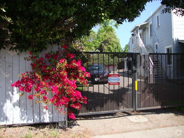 Building Photo - 334 45th St Rental