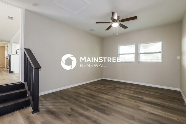 Photo - 3 Bedroom Pet-Friendly Home in ST PETERSBURG, FL with Main Street Renewal