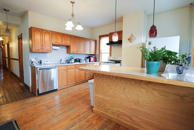 Building Photo - 346 Faneuil St Unit 2