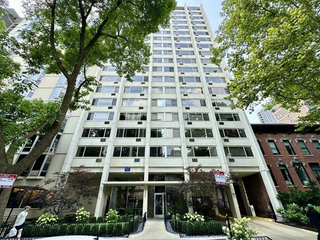 Building Photo - 1354 N Dearborn St Unit J00W