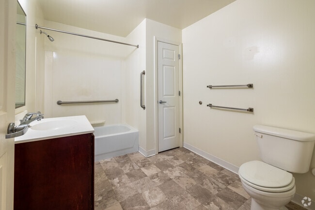 2BR, 2BA - 1032SF - Primary Bathroom
