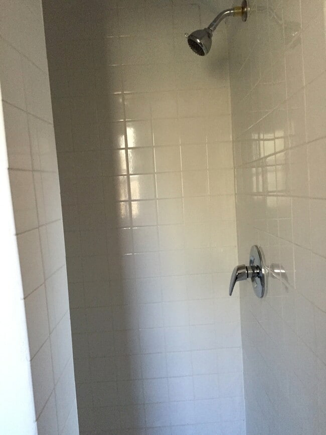 shower - 2085 Ivar Ave Unit 2085