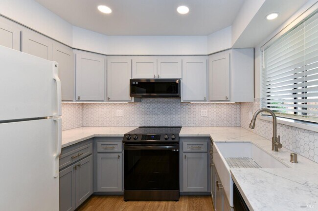 Photo - 2833 Marin St