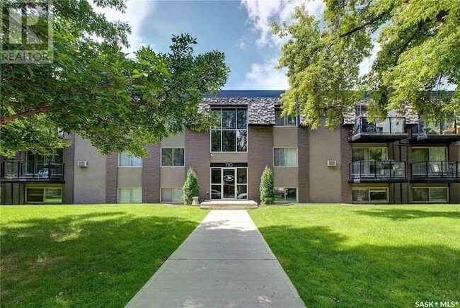 Building Photo - 710 Melrose Ave