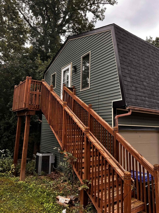 Building Photo - 1421 Eastview Dr