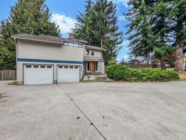 Building Photo - Move in ready 3 bedroom, 2.5 bath home wit...