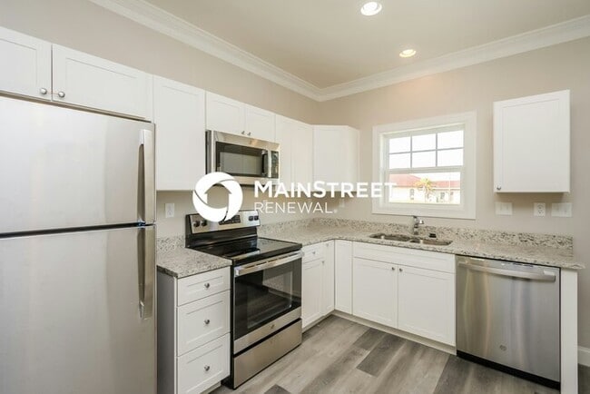 Photo - 2 Bedroom Pet-Friendly Home in St. Petersburg, FL with Main Street Renewal