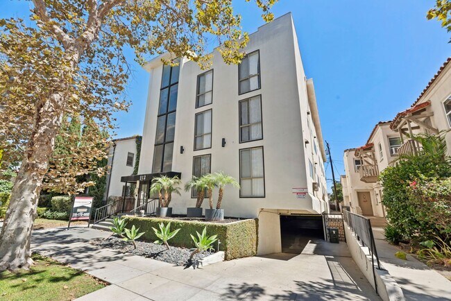 212 S Arnaz Dr