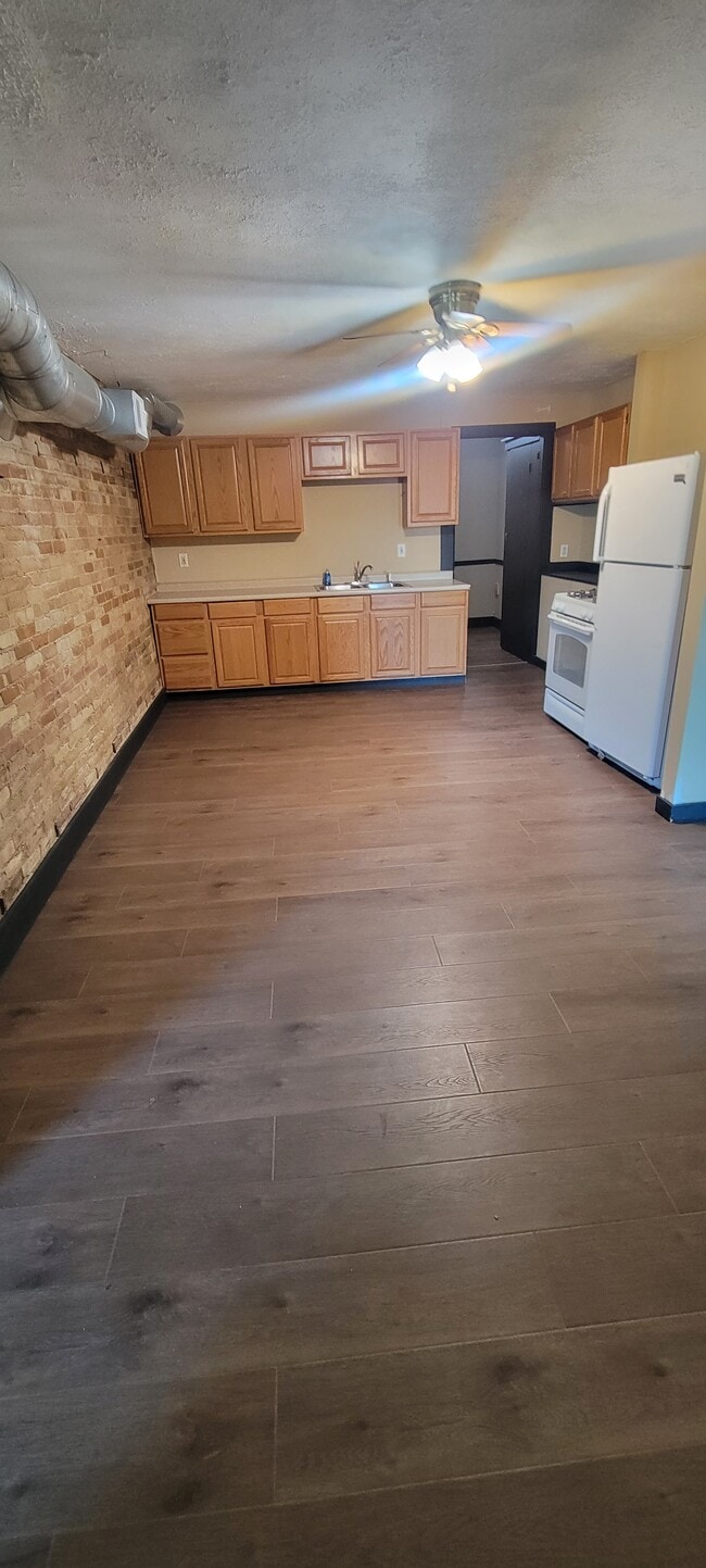 Photo - 100 W Cass St Unit Apartment2