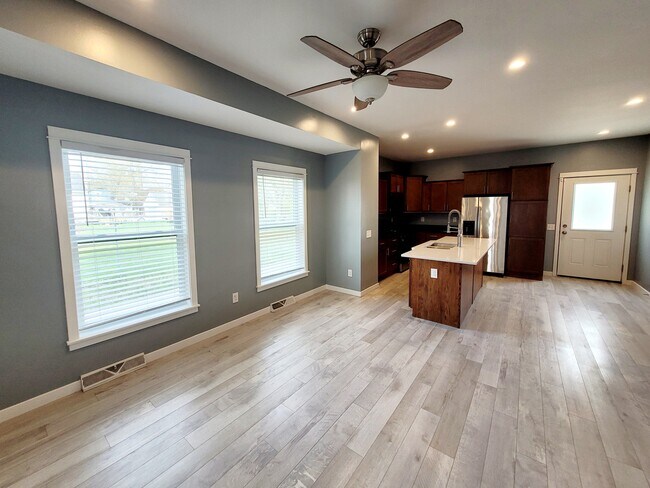 Photo - 729 Bates St SE