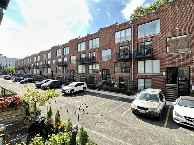 Building Photo - 853 W Grace St Unit A101
