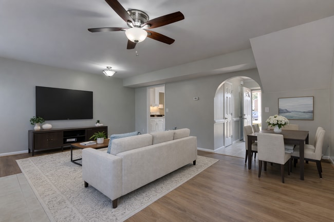 Photo - 425 Rennie Ct