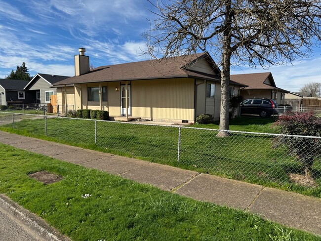 Photo - Updated 2 bed 1 bath duplex in Springfield!