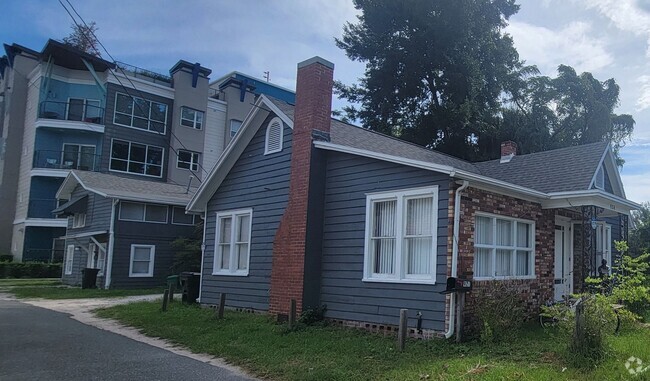 Building Photo - Charming 3 Bed / 2 Bath Home Just Minutes ...