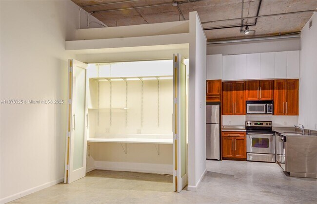 Building Photo - 250 NW 23rd St Unit 308 Rental