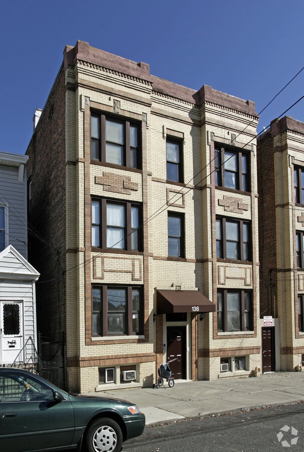 Primary Photo - 134 Winfield Ave Apartments