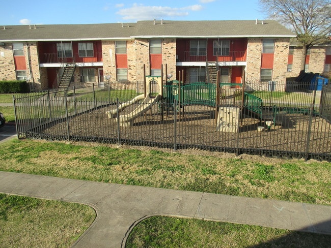 Área de juegos para niños en el complejo - Cleme Manor