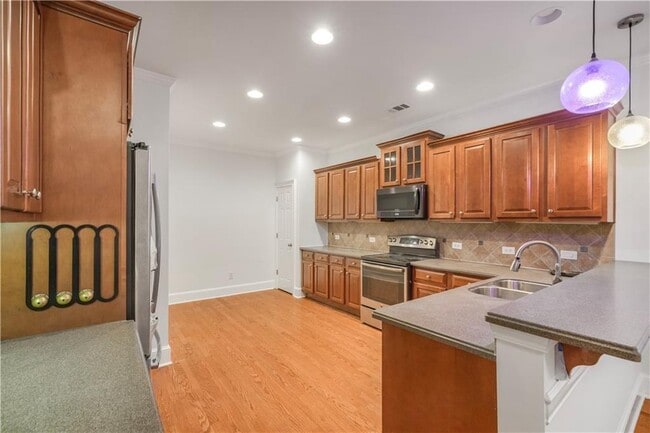 Photo - 3405 Regent Pl SW