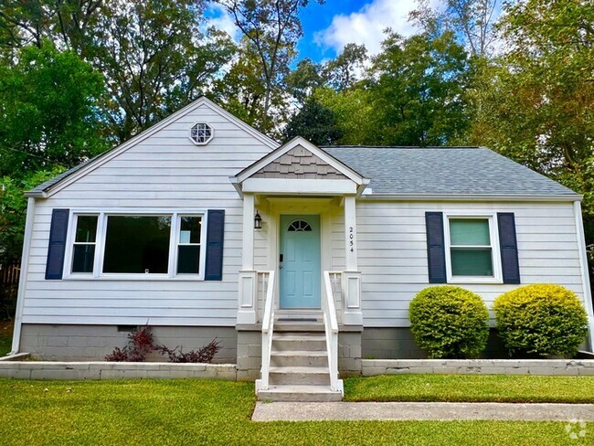 Building Photo - Beautiful Craftsman home in Smyrna