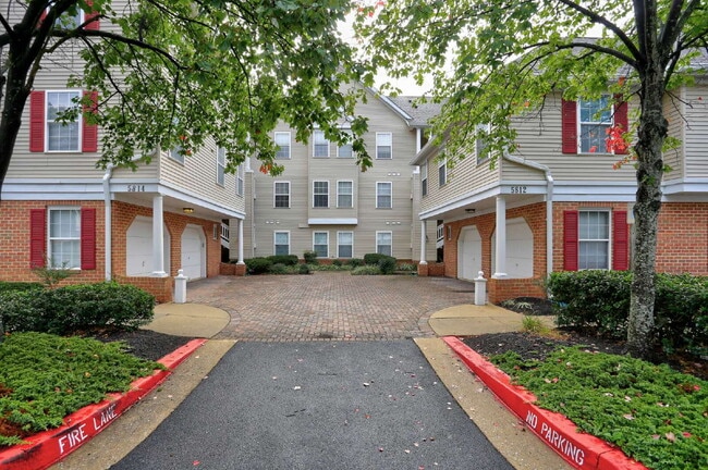 Building Photo - 2BD/2BA Delightfully Cozy Garden Condo in Columbia Unit 203