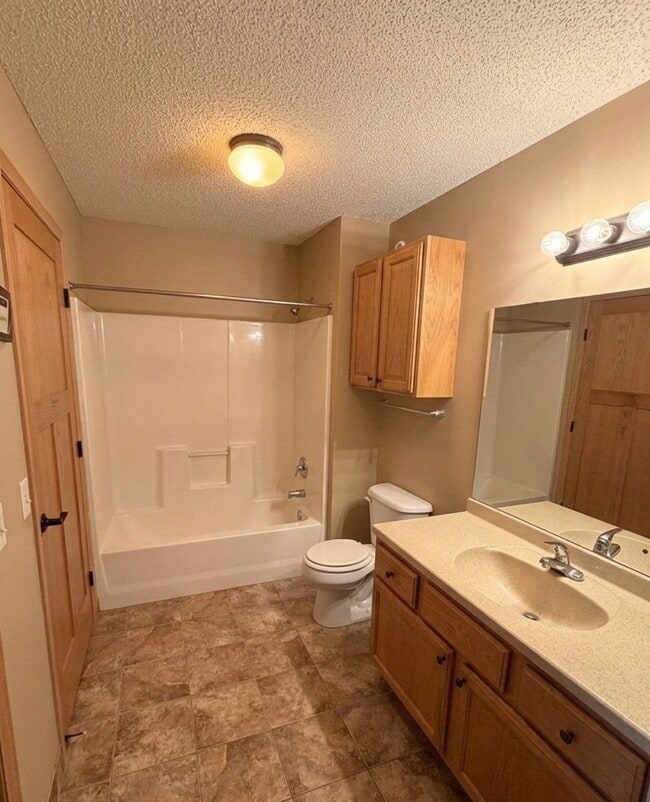 2B 2B Master bath J - Kensington