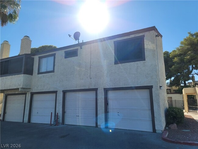 Photo - 5049 Spencer St