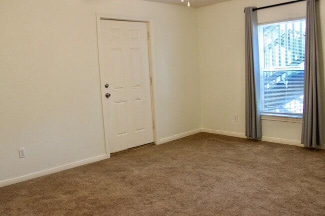 Photo - 219 W 5th St