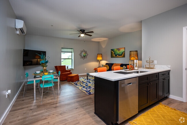 1BR, 1BA - 700SF - Entrance