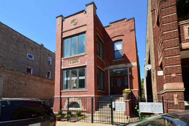 Building Photo - 2554 W Augusta Blvd Unit 1