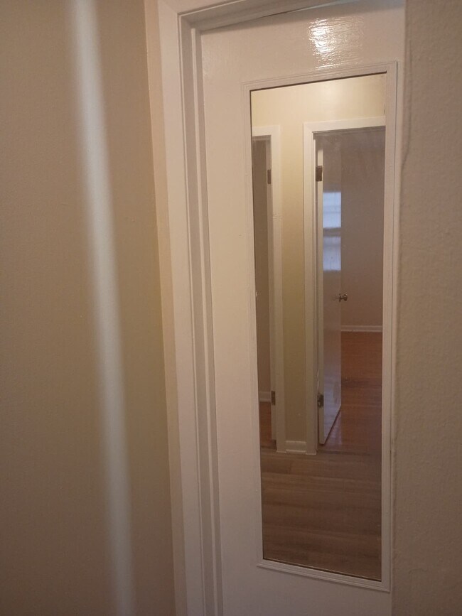 Photo - 907 Leonhard St