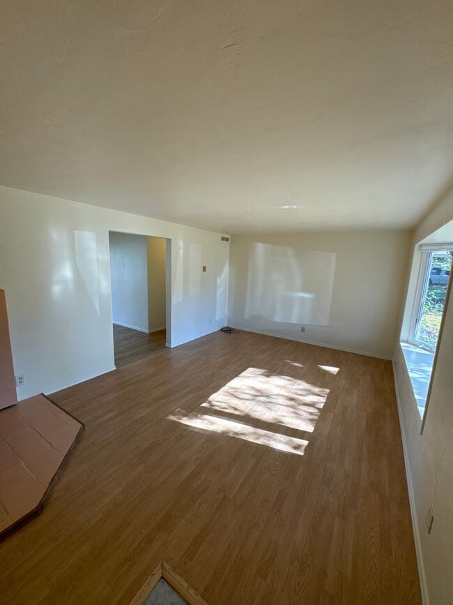 3 Bedroom 1 Bathroom House Located in SE... House Rental in